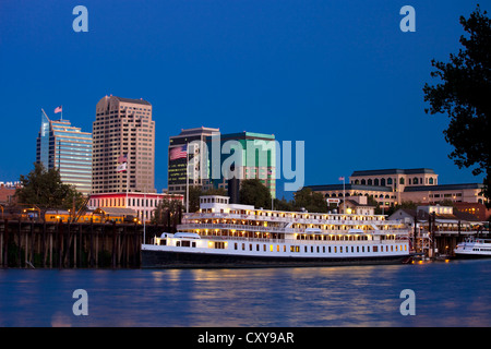 Il Sacramento dello skyline della città, preso dal fiume Sacramento, compreso il Delta King in barca sul fiume. Foto Stock