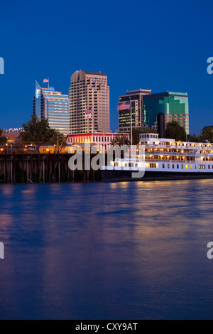 Il Sacramento dello skyline della città, preso dal fiume Sacramento, compreso il Delta King in barca sul fiume. Foto Stock