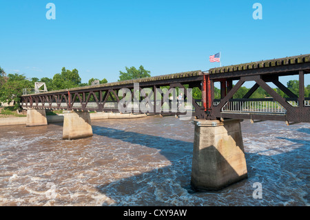 In Oklahoma Tulsa, Arkansas River, il vecchio ponte ferroviario ora un pedone e pista ciclabile. Foto Stock