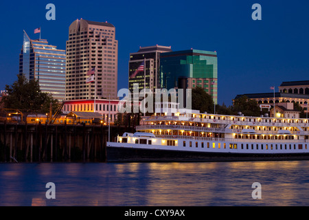 Il Sacramento dello skyline della città, preso dal fiume Sacramento, compreso il Delta King in barca sul fiume. Foto Stock