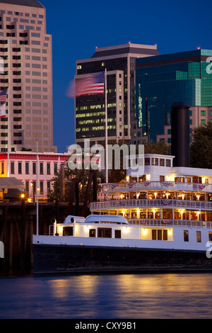 Il Sacramento dello skyline della città, preso dal fiume Sacramento, compreso il Delta King in barca sul fiume. Foto Stock