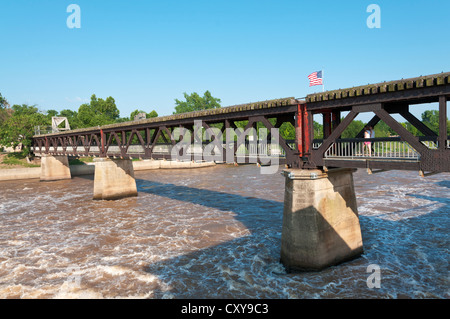 In Oklahoma Tulsa, Arkansas River, il vecchio ponte ferroviario ora un pedone e pista ciclabile. Foto Stock