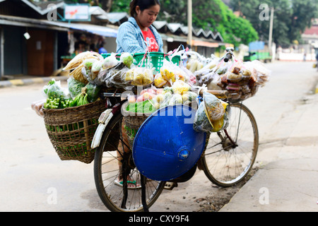 Un mobile di frutta e verdure venditore in Myanmar. Foto Stock