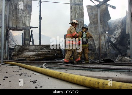 I vigili del fuoco nella lotta contro un incendio in un edificio industriale in Wisconsin Foto Stock