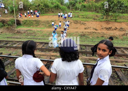 Scolari a Demodara stazione ferroviaria Vicino Ella in Sri Lanka highlands. Foto Stock