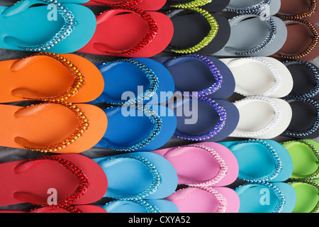 Set di colorate flip flop visualizzare sulla Thailandia street market Foto Stock
