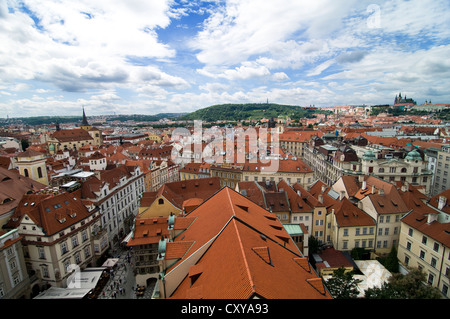 Una splendida vista di Praga la città vecchia di come si vede dalla parte superiore dell'orologio astronomico torre in Stare Mesto- Old town sq. Foto Stock