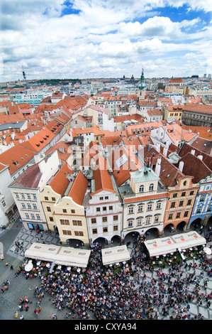 Folla si raduna presso l'orologio astronomico torre in piazza della città vecchia, Staré Mesto, Praga, Repubblica Ceca Foto Stock