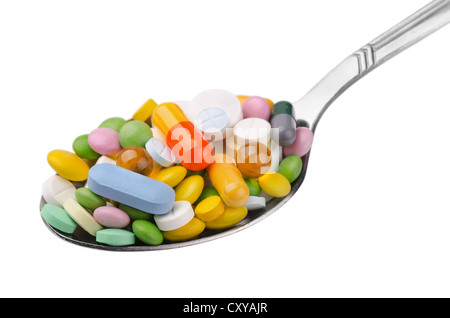 Cucchiaio colmo di vari farmaci colorati isolato su bianco Foto Stock