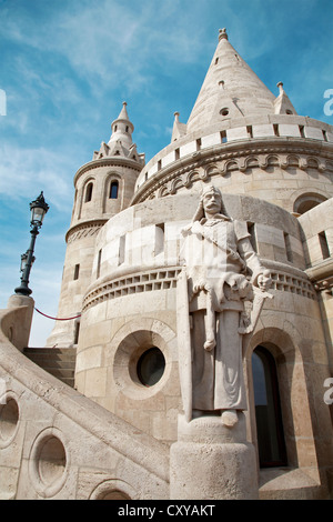 Budapest - statua e Bastione del Pescatore Foto Stock