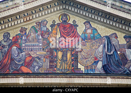 BUDAPEST - 22 settembre: mosaico di San Stefano re sulla parte anteriore dell'Art Exhibition Hall costruito nell'anno 1895 in eclettico neoclassi Foto Stock