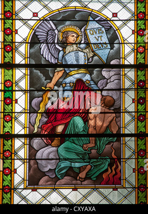 LEVOCA - 1 agosto: Saint Michel dal vetro di finestra nella Basilica della Visitazione della Vergine Maria il 1 agosto 2012 a Levoca, Slovacchia. Foto Stock