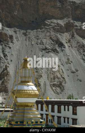 Il nuovo monastero (Gonpa) con i suoi stupa in primo piano al Tabo, Spiti, India settentrionale Foto Stock