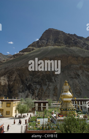 Il nuovo monastero (Gonpa) con i suoi stupa in primo piano al Tabo, Spiti, India settentrionale Foto Stock