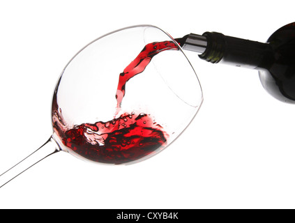 Il vino rosso è versata in un bicchiere da vino Foto Stock