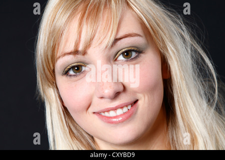 Giovane donna bionda, 19 anni, ritratto Foto Stock