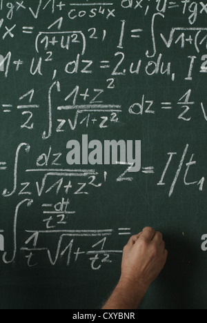 Lezione di matematica, scuola lavagna con una mano la scrittura, calcolo integrale Foto Stock