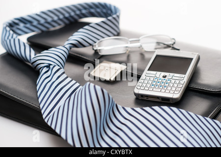 Business mens' cravatta accessori valigetta telefono su sfondo bianco Foto Stock