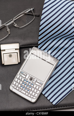 Business mens' cravatta accessori valigetta telefono su sfondo bianco Foto Stock