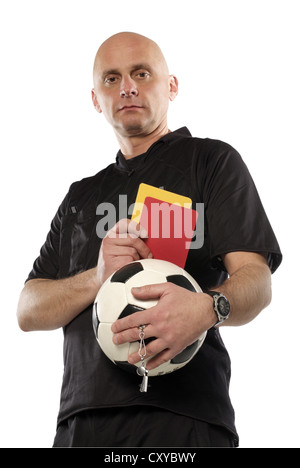 Arbitro tenendo un calcio e rosso e cartellini gialli Foto Stock