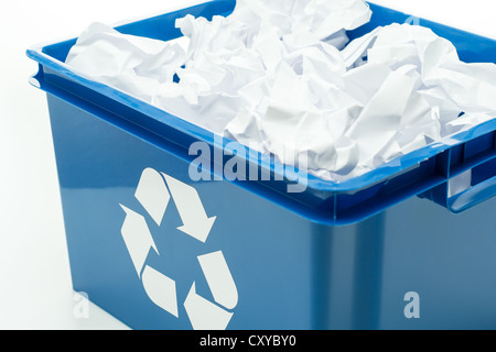 Blue recycling bin box con spreco di carta su bianco Foto Stock
