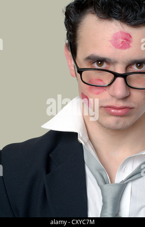 Giovane uomo con il rossetto segni sul suo volto Foto Stock