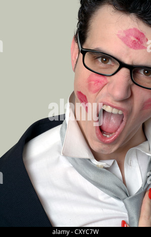 Giovane uomo con il rossetto segni sul suo volto, passione, appassionato Foto Stock