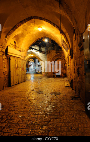 Bazaar deserta street di sera, il Quartiere Musulmano, la Città Vecchia di Gerusalemme, Israele, Medio Oriente Foto Stock