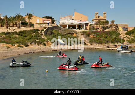 Persone su jet ski nel porto dell'isola di Tabarca, Isla de Tabarca, Alicante, Costa Blanca, Spagna, Europa Foto Stock