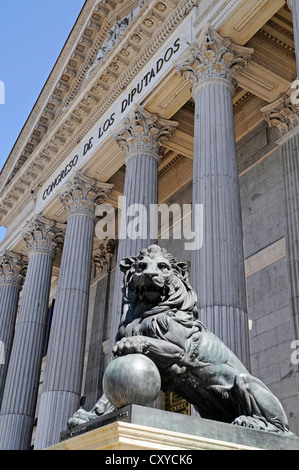 Lion scultura, Congreso de los Diputados, casa dei rappresentanti al congresso, Madrid, Spagna, Europa, PublicGround Foto Stock