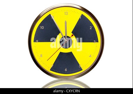 Orologio con il simbolo del nucleare, a 5 minuti a dodici, undicesima ora, immagine simbolica per nucleare phase-out Foto Stock