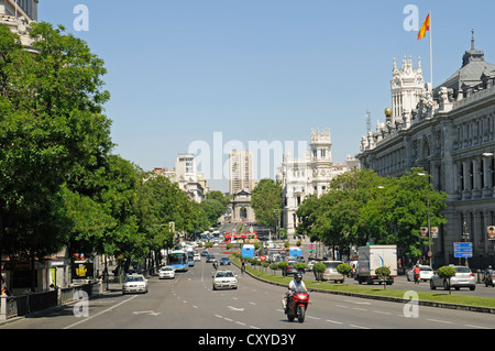 Il traffico su strada, Calle de Alcala, Main Street, Puerta de Alcala sul retro, Madrid, Spagna, Europa, PublicGround Foto Stock