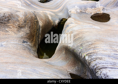 Formazione di roccia in Val Verzasca, Canton Ticino, Svizzera, Europa Foto Stock