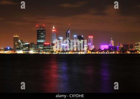 La città di Perth vista dal di fronte fiume Swan Foto Stock