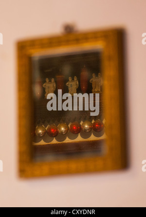 Poco Dispalay pieno con decorazione su una parete del palazzo Chettinad, Kanadukathan Chettinad, India Foto Stock