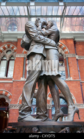 In Inghilterra. Londra. Interno di St Pancras International Station mostrando Paolo giornata di scultura "L'Incontro". Foto Stock