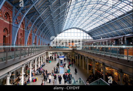 In Inghilterra. Londra. Interno di St Pancras International Station. Foto Stock