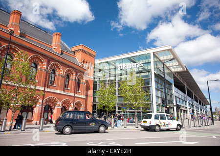 In Inghilterra. Londra. Esterno di St Pancras International Station. Foto Stock