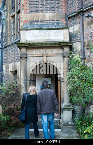 Un giovane a piedi in ingresso al Museo di Archeologia e Antropologia, Università di Cambridge Foto Stock