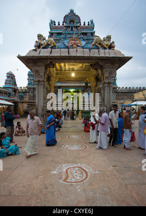 La folla raccolta attorno Kolam per una Cerimonia di ingresso del Sri Ranganathaswamy tempio, Trichy, India Foto Stock