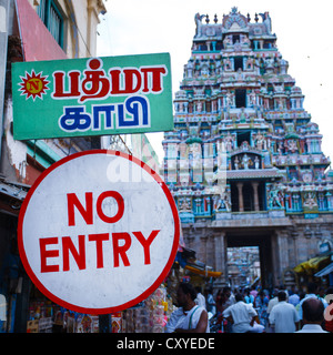 Situato nel cuore della città, la Sri Ranganathaswamy Tempio e uno dei suoi Gopuram colorati, Trichy, India Foto Stock