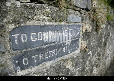 Direzione di pietra segni di Conway e Trefriw, in Betws-y-Coed, Conwy, il Galles del Nord. Foto Stock