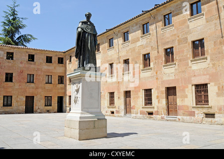 La statua di Fray Luis de Leon, Patio de Escuelas Menores, Università di Salamanca, Salamanca, Castilla y León, Spagna, Europa Foto Stock