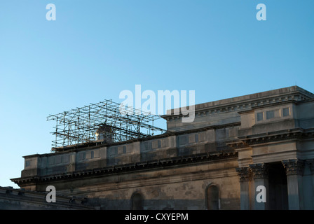 Ponteggio sul tetto del Fitzwilliam Museum di Cambridge contro un cielo blu chiaro Foto Stock