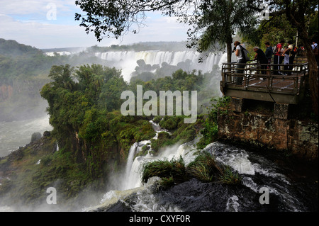 I turisti su un marciapiede, Iguazu o cascate Iguacu, Sito Patrimonio Mondiale dell'UNESCO, alla frontiera del Brasile e Argentina Foto Stock