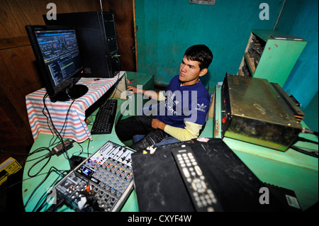 Comunità radio, Radio comunitaria 'Manduara Radio FM 96,7' del villaggio Comunidad Manduara, Jasy Kany district Foto Stock