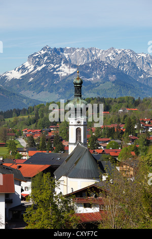 Reit im Winkl con la chiesa parrocchiale di San Pankratius, San Pancrazio, Mt Zahmer Kaiser in Tirolo, regione Chiemgau, Alta Baviera Foto Stock