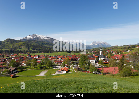 Reit im Winkl con Unterberg hill, montagne di Wilder Kaiser e Zahmer Kaiser, regione Chiemgau, Alta Baviera, Baviera Foto Stock