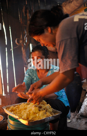 Le donne preparano il piatto tradizionale 'Bory Bory' in una cucina semplice su un fuoco aperto, zuppa con gnocchetti di mais Foto Stock