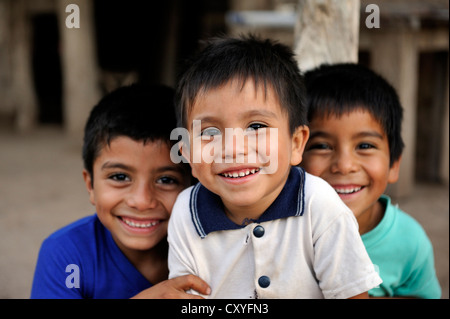 Tre ragazzi, ritratto, Gran Chaco, Santiago del Estero Provincia, Argentina, Sud America Foto Stock